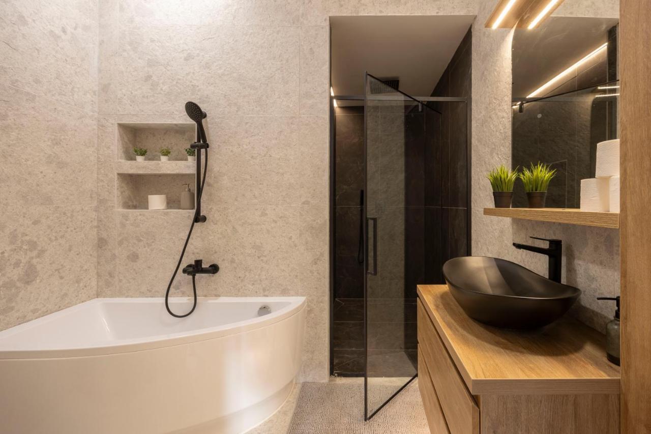 Luxurious & Spacious With Balcony Apartmán