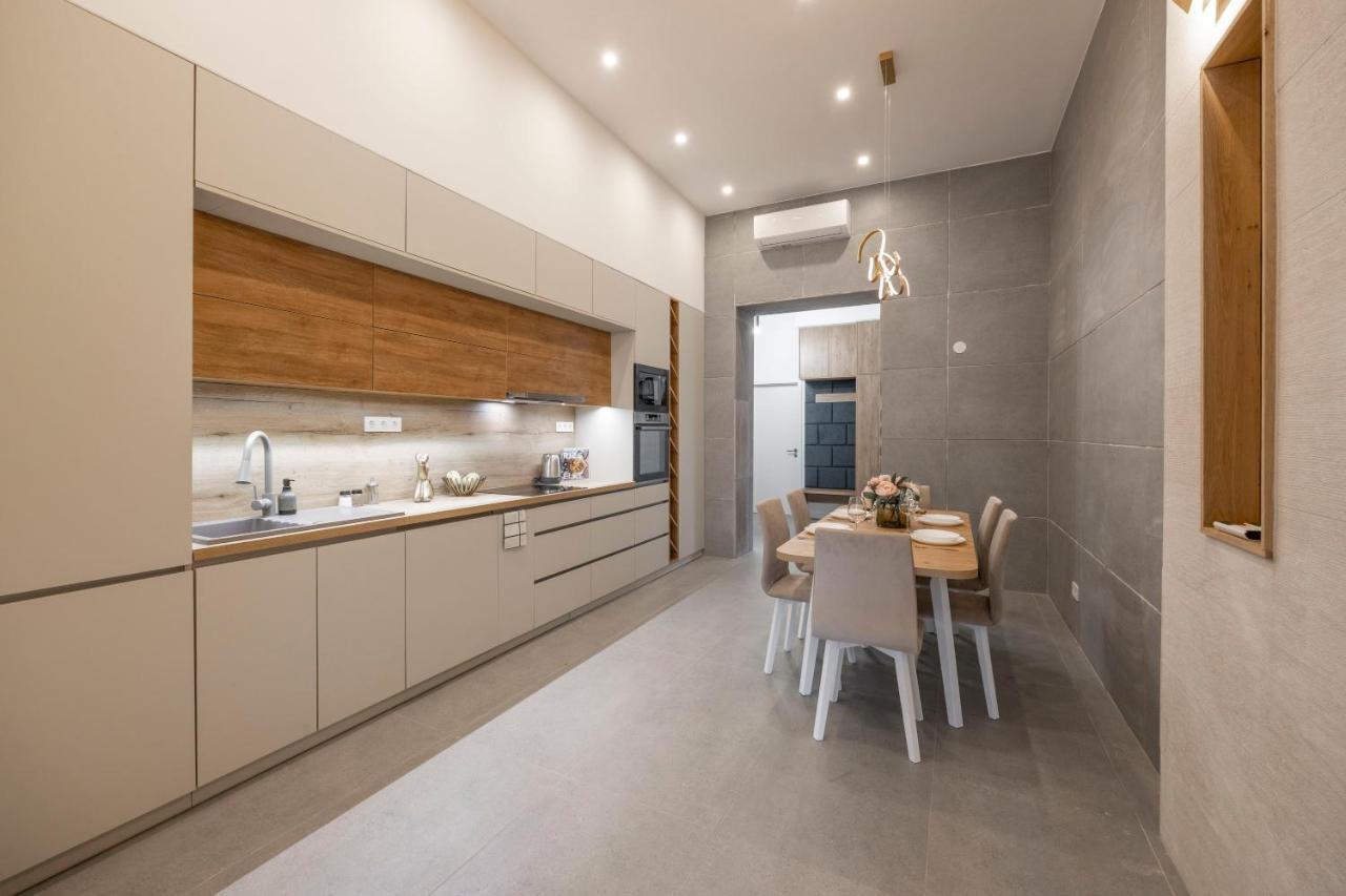 Luxurious & Spacious With Balcony Apartmán
