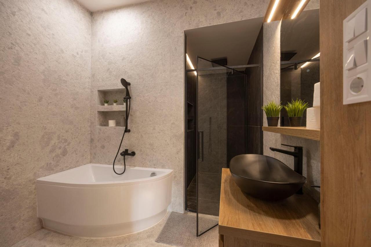 Apartmán Luxurious & Spacious With Balcony *